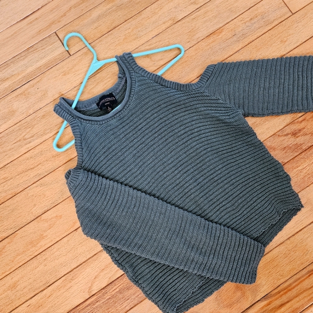 Off the shoulder knitted sweater (L)